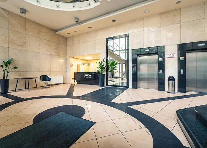 City Center Apt - Parking, Balcony, Workspace, Ac - By Rentujemy