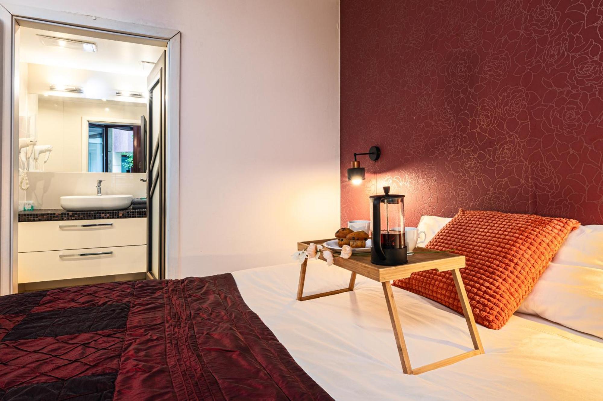 Apartment Center - Parking, Balcony, Workspace, Ac - By Rentujemy *