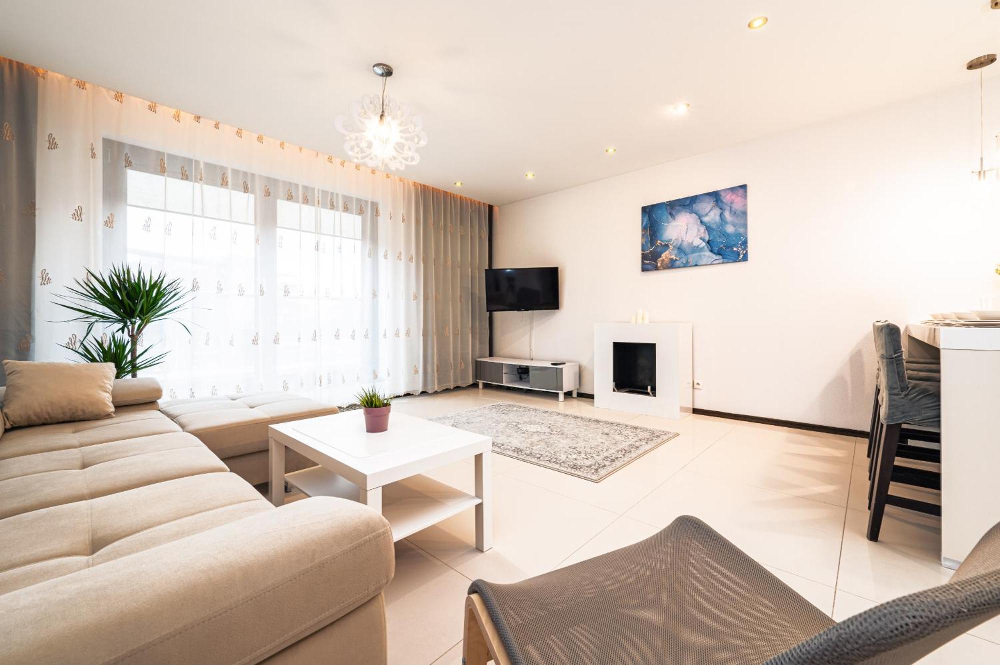 Center - Parking, Balcony, Workspace, Ac - By Rentujemy