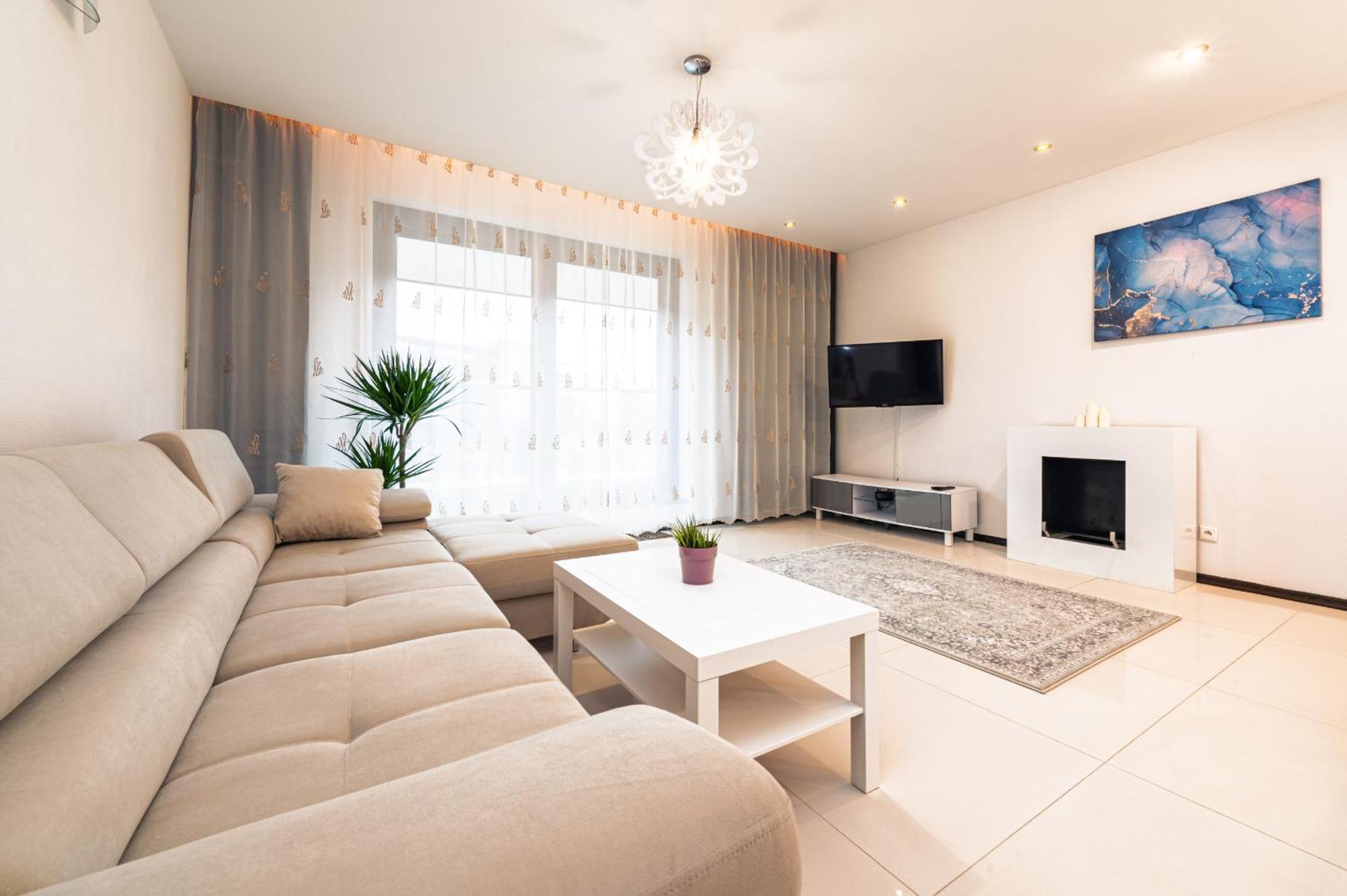 Apartment Center - Parking, Balcony, Workspace, Ac - By Rentujemy