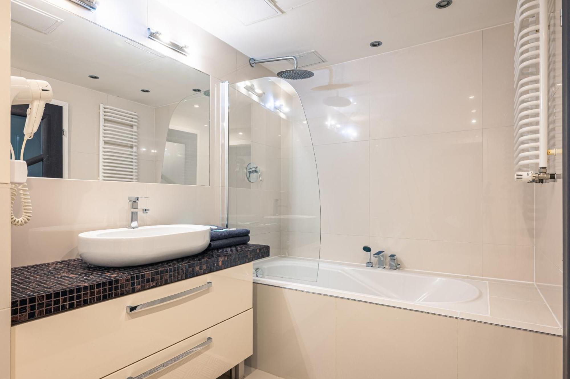 Center - Parking, Balcony, Workspace, Ac - By Rentujemy Apartment
