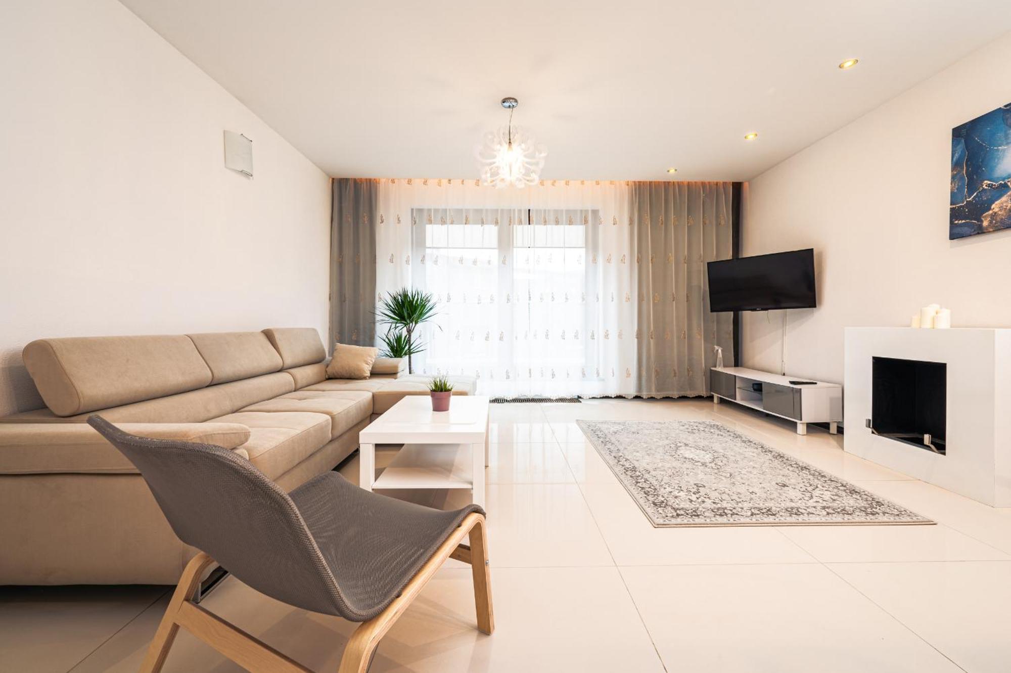 Apartment Center - Parking, Balcony, Workspace, Ac - By Rentujemy *