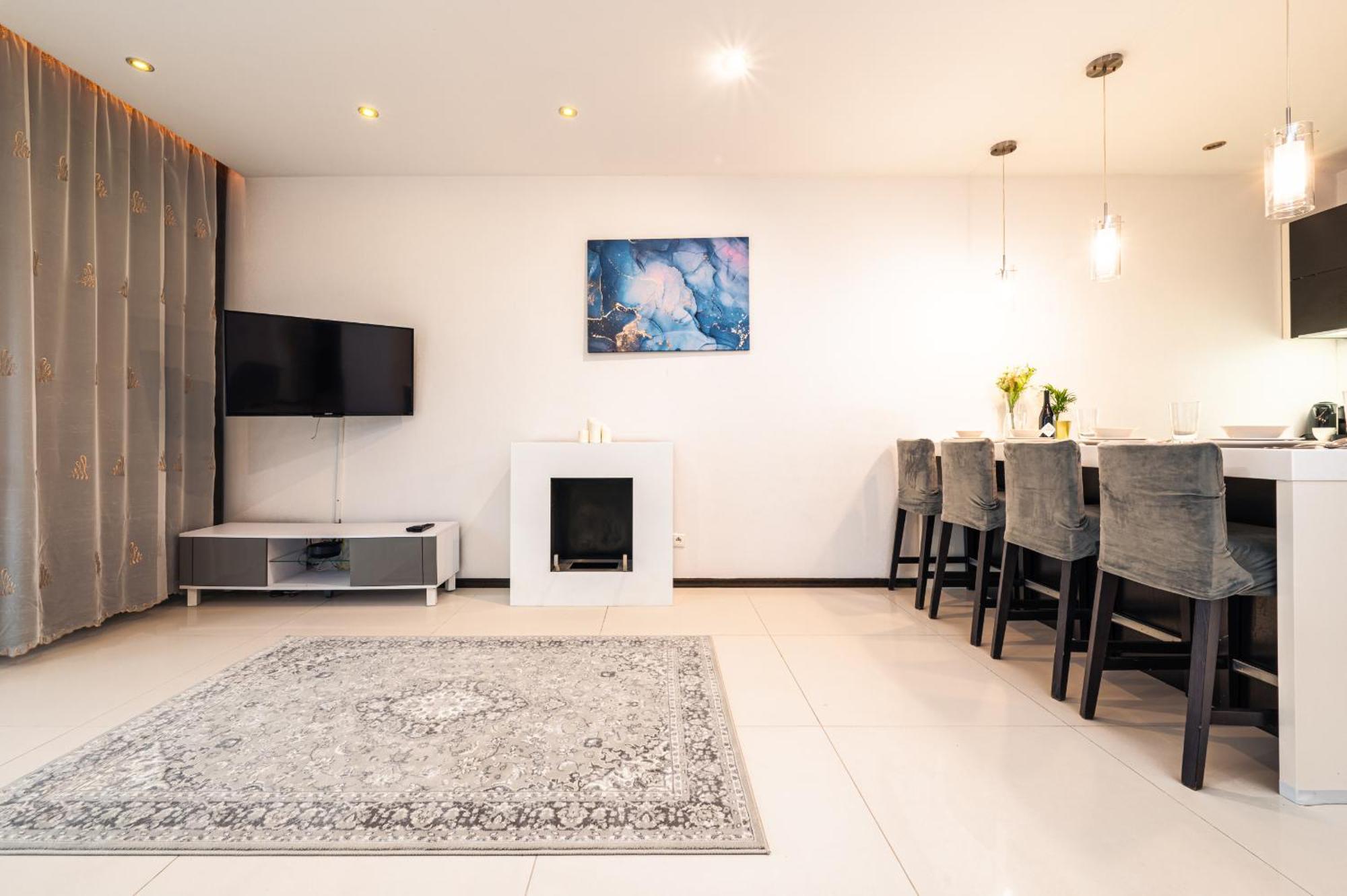 Apartment Center - Parking, Balcony, Workspace, Ac - By Rentujemy *